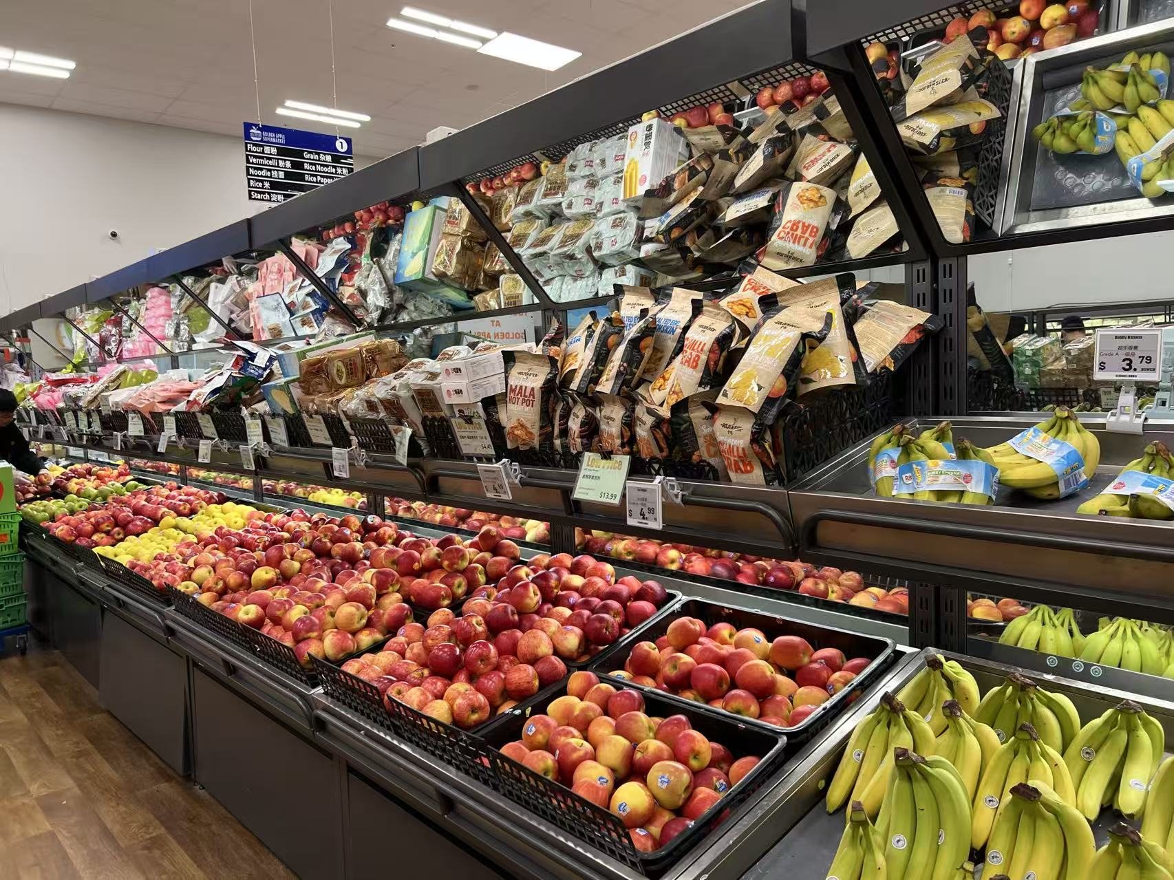 Golden Apple Henderson produce shelves with electronic shelf labels